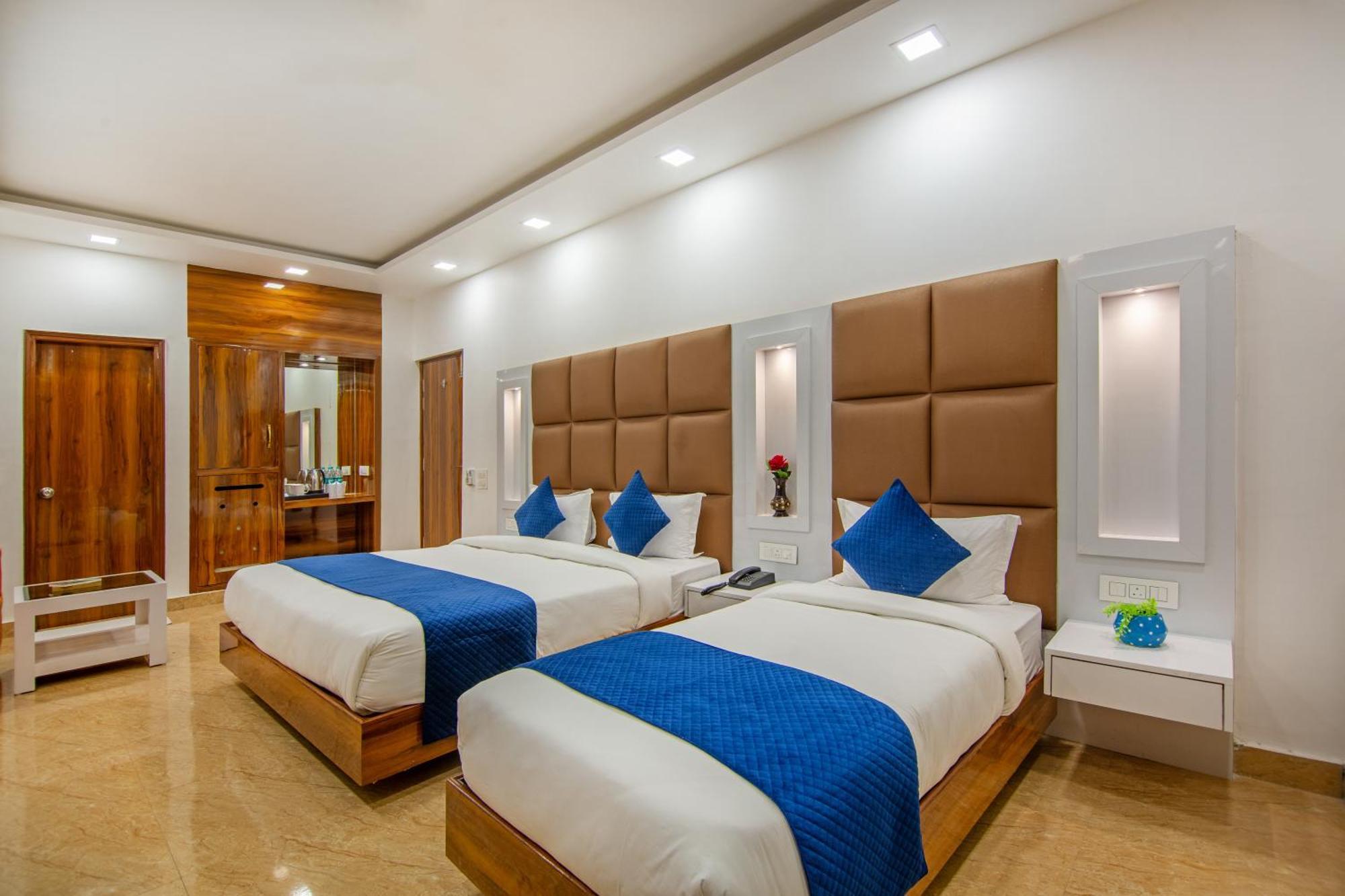 Rahul Palace By Golden Tree Near Metro Station And Ajmal Khan Market نيودلهي المظهر الخارجي الصورة
