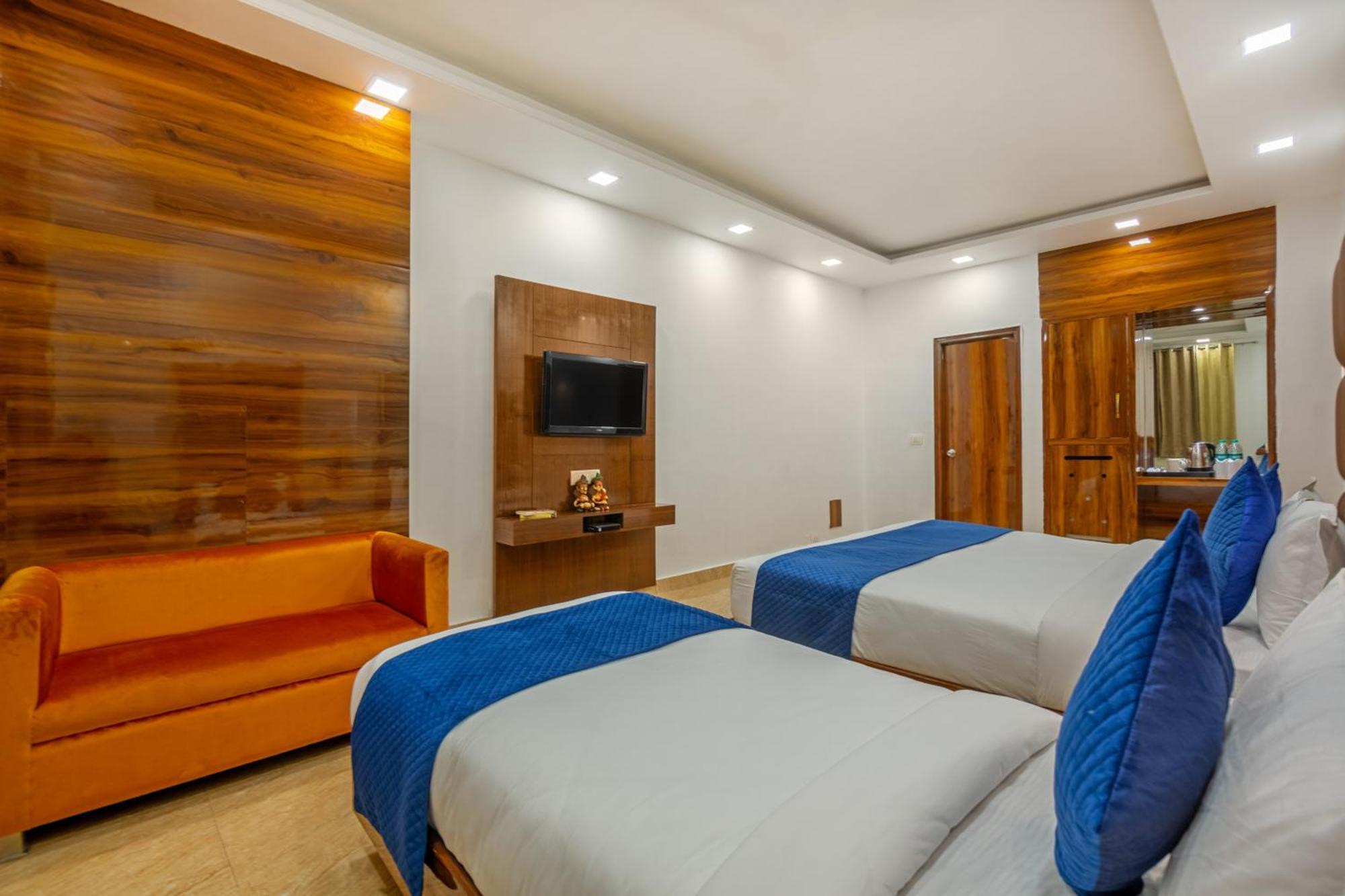 Rahul Palace By Golden Tree Near Metro Station And Ajmal Khan Market نيودلهي المظهر الخارجي الصورة