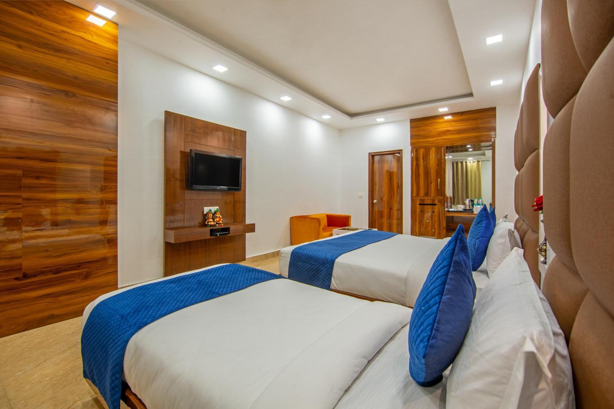 Rahul Palace By Golden Tree Near Metro Station And Ajmal Khan Market نيودلهي المظهر الخارجي الصورة