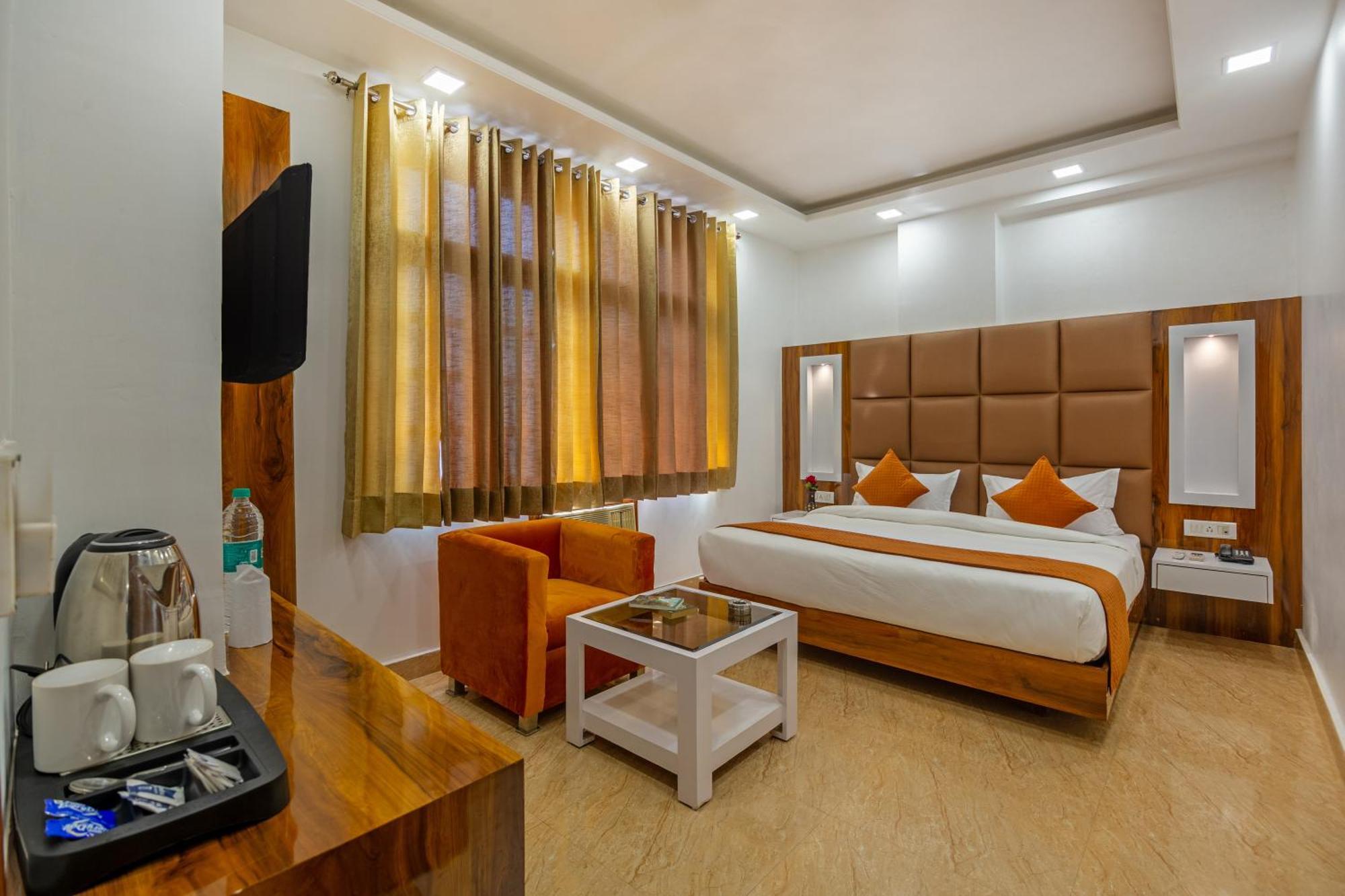 Rahul Palace By Golden Tree Near Metro Station And Ajmal Khan Market نيودلهي المظهر الخارجي الصورة