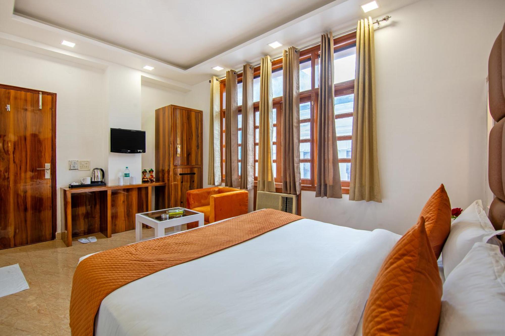 Rahul Palace By Golden Tree Near Metro Station And Ajmal Khan Market نيودلهي المظهر الخارجي الصورة