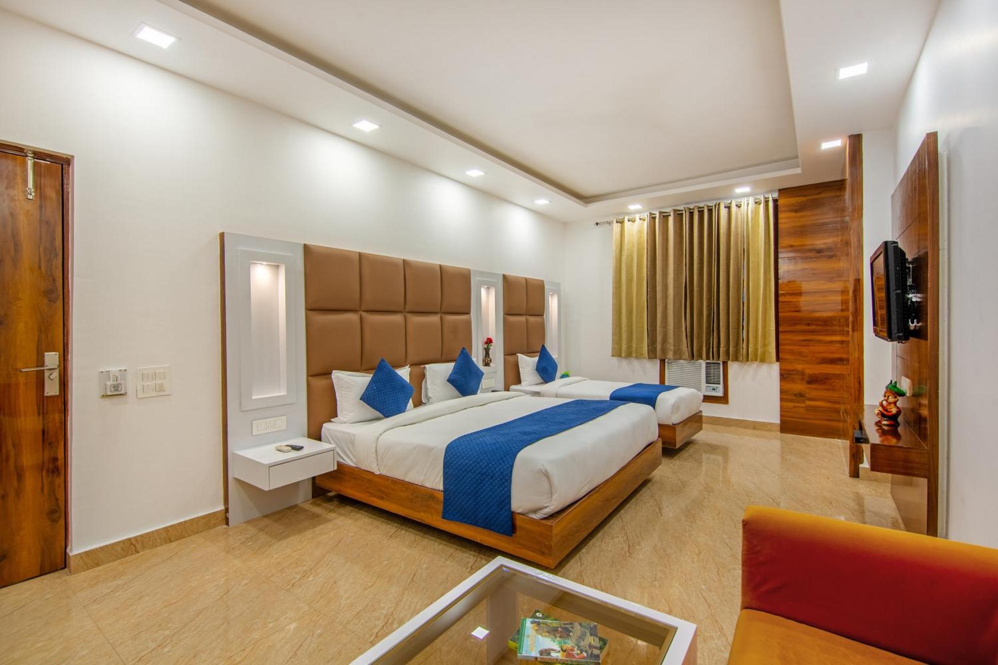 Rahul Palace By Golden Tree Near Metro Station And Ajmal Khan Market نيودلهي المظهر الخارجي الصورة