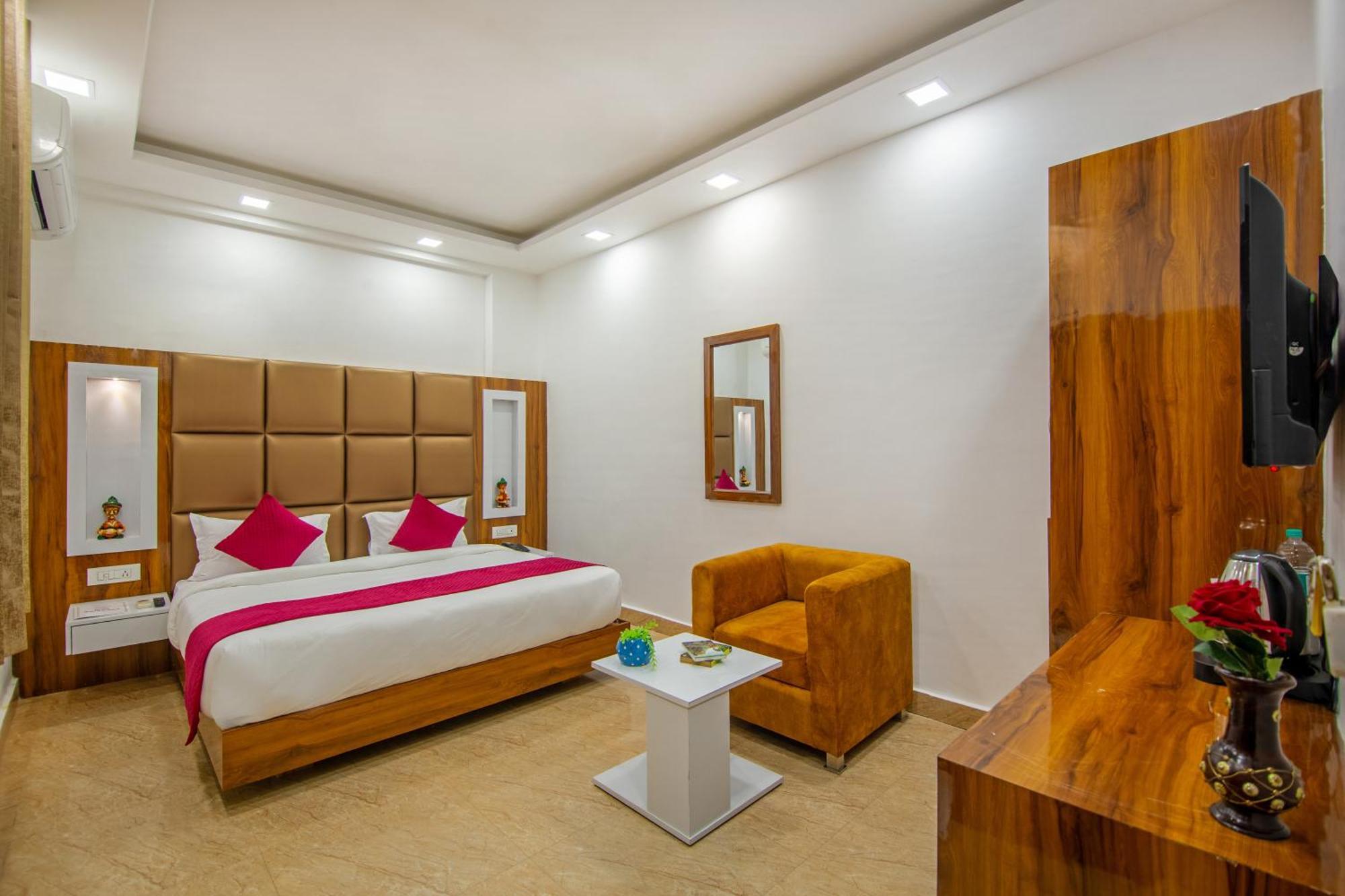 Rahul Palace By Golden Tree Near Metro Station And Ajmal Khan Market نيودلهي المظهر الخارجي الصورة